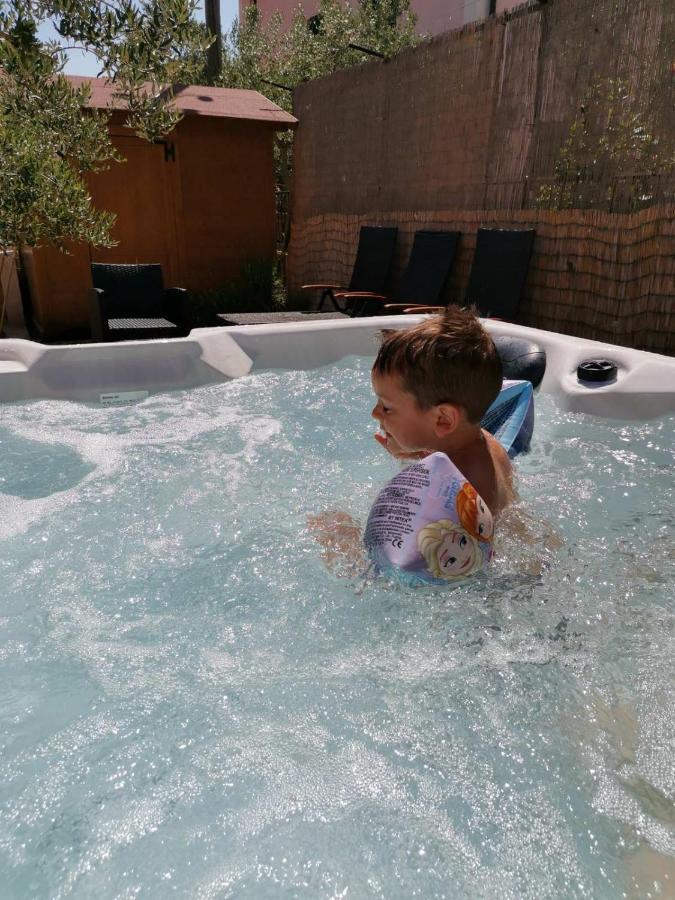 Holiday Home Istra With Jacuzzi เมดูลิน ภายนอก รูปภาพ