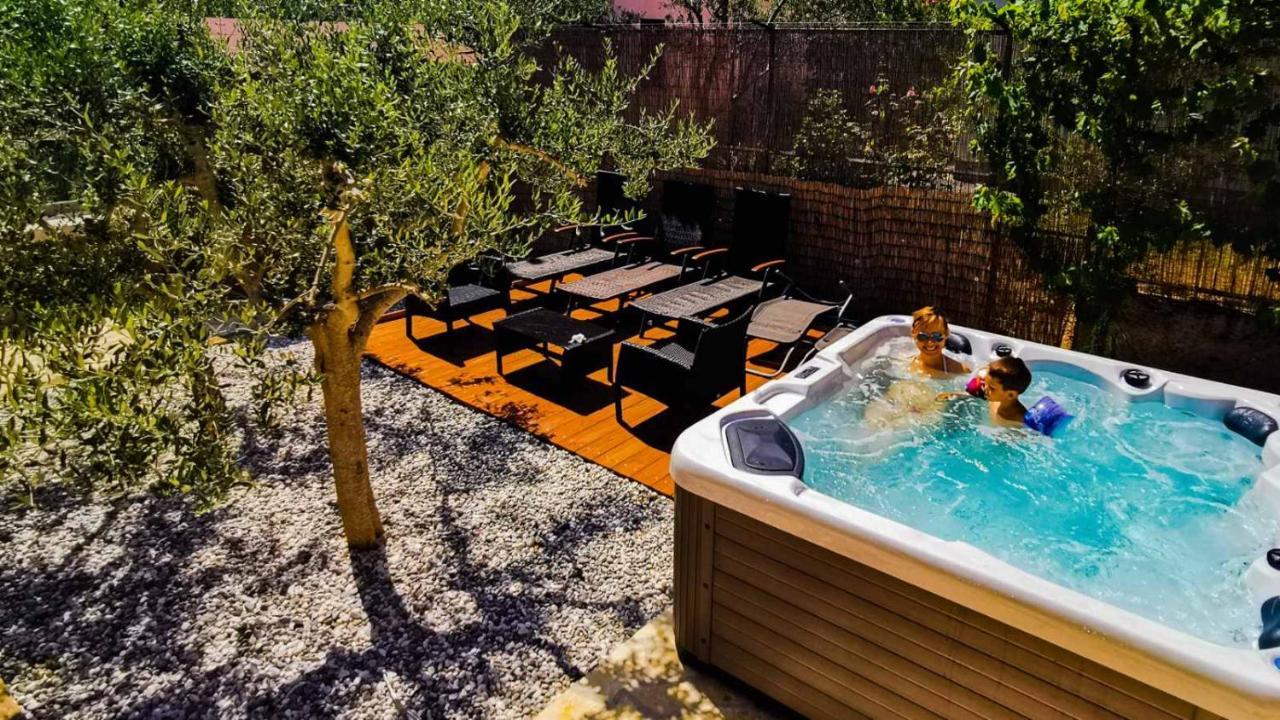 Holiday Home Istra With Jacuzzi เมดูลิน ภายนอก รูปภาพ